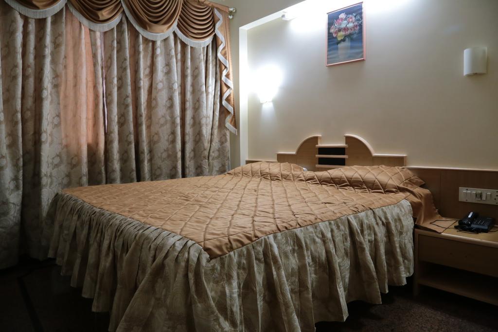 Hotel Karan Palace Мумбаи Экстерьер фото