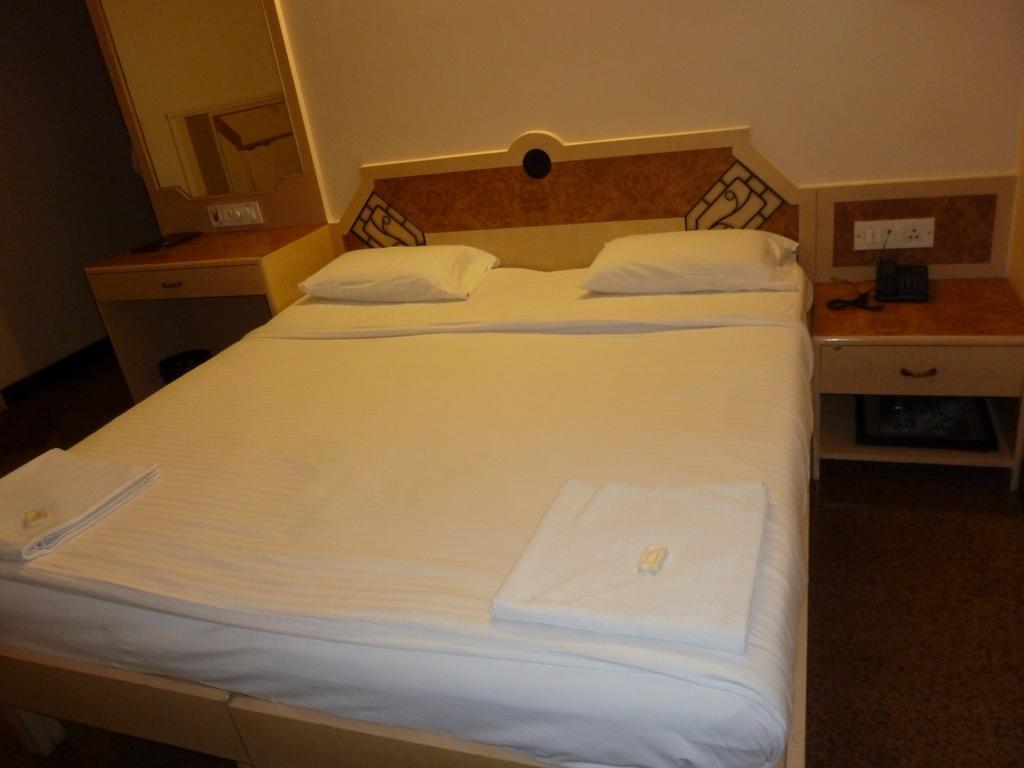 Hotel Karan Palace Мумбаи Номер фото